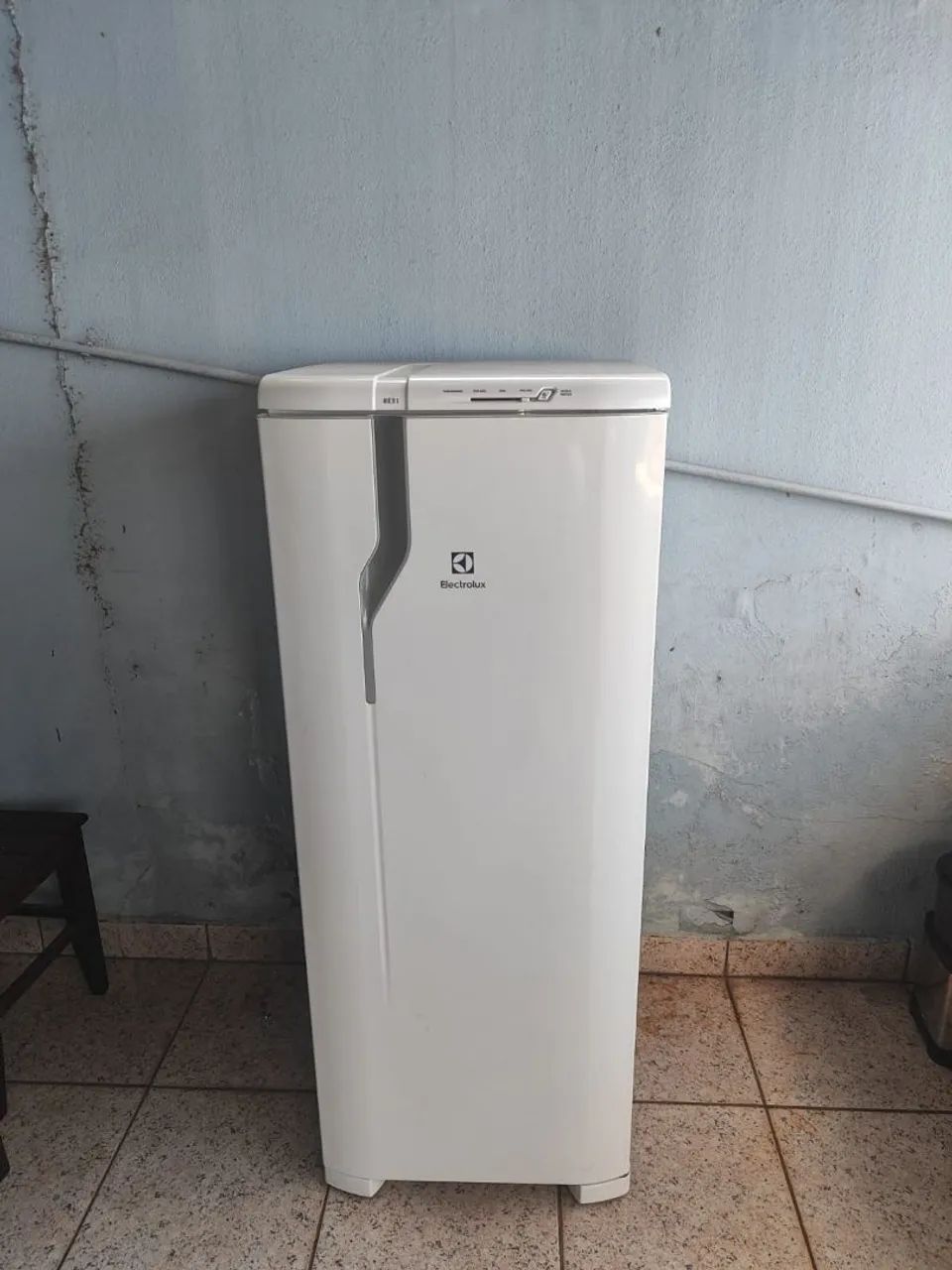 Geladeira 240L Eletrolux