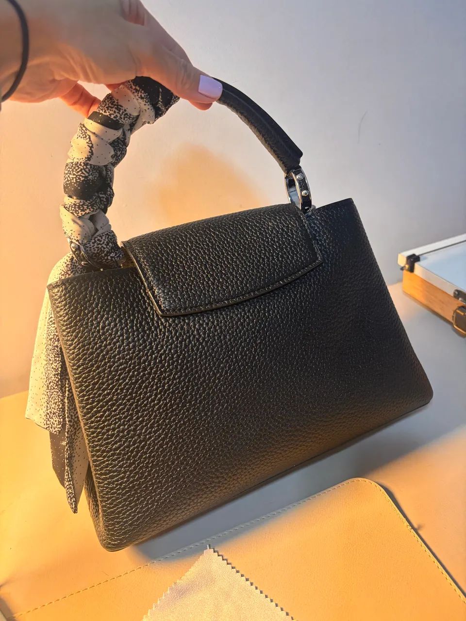 Bolsa LV Capucines preta com prata - Foto 3