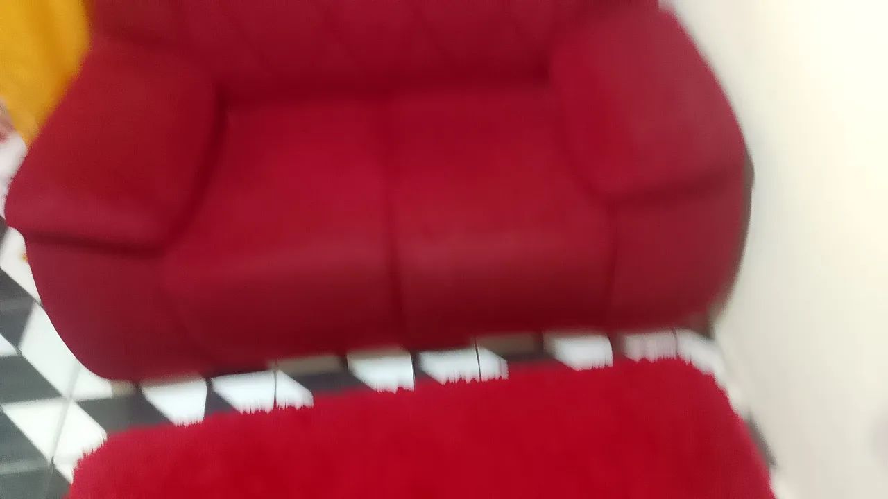 Um sofá de dois lugares na cor vermelho - Foto 3