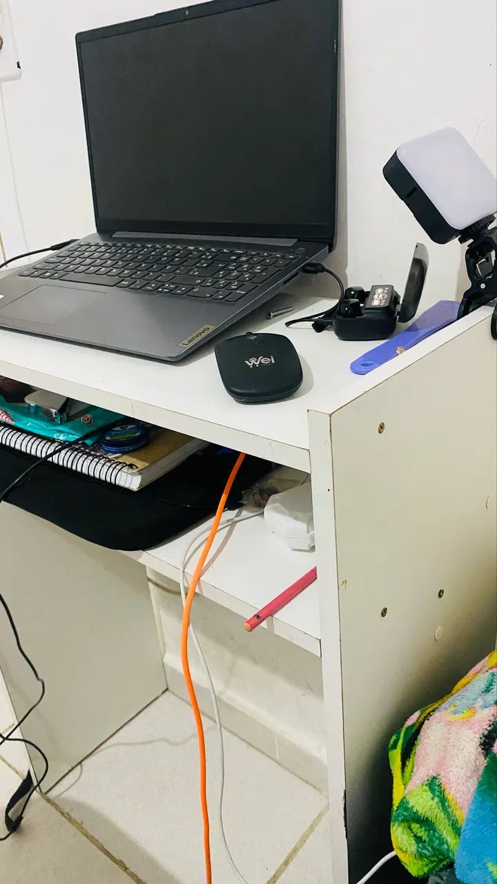 Mesa de manicure que é usada como escrivaninha de estudos - Foto 2