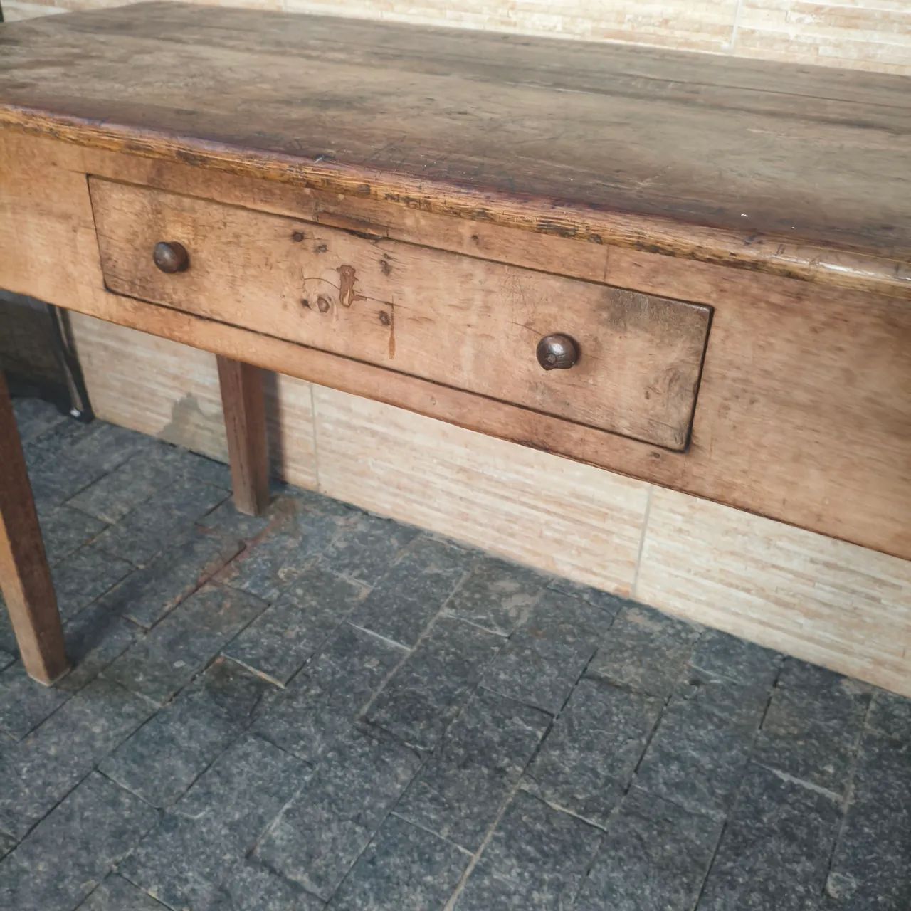 Mesa colonial em madeira nobre com gaveta  - Foto 3