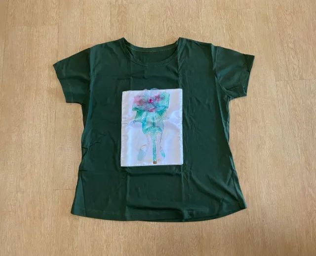 Camiseta estampa sapato com strass