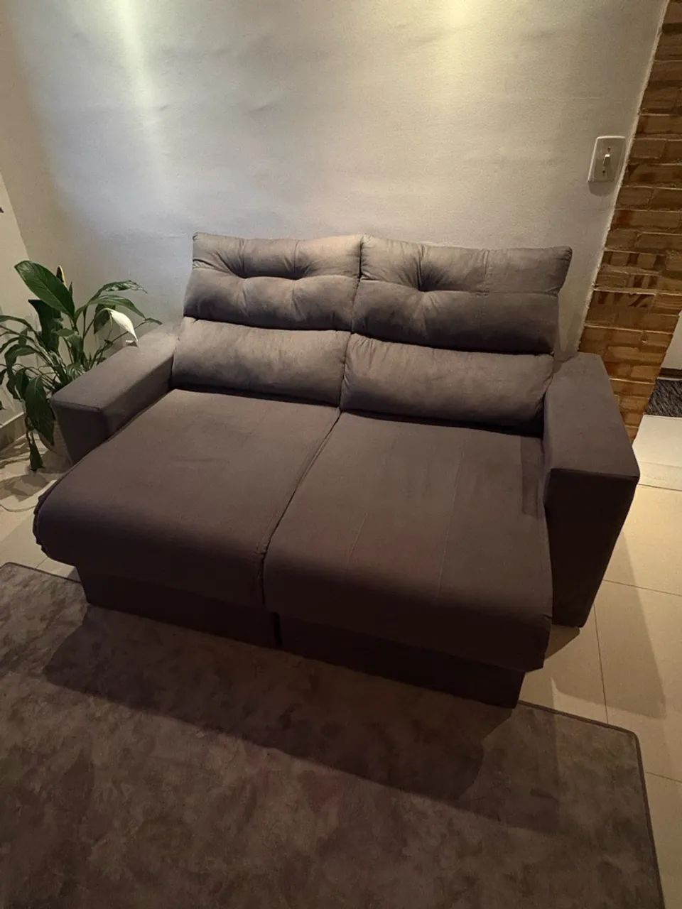 Vendo sofá retrátil 3 lugares 2 meses de uso  - Foto 4