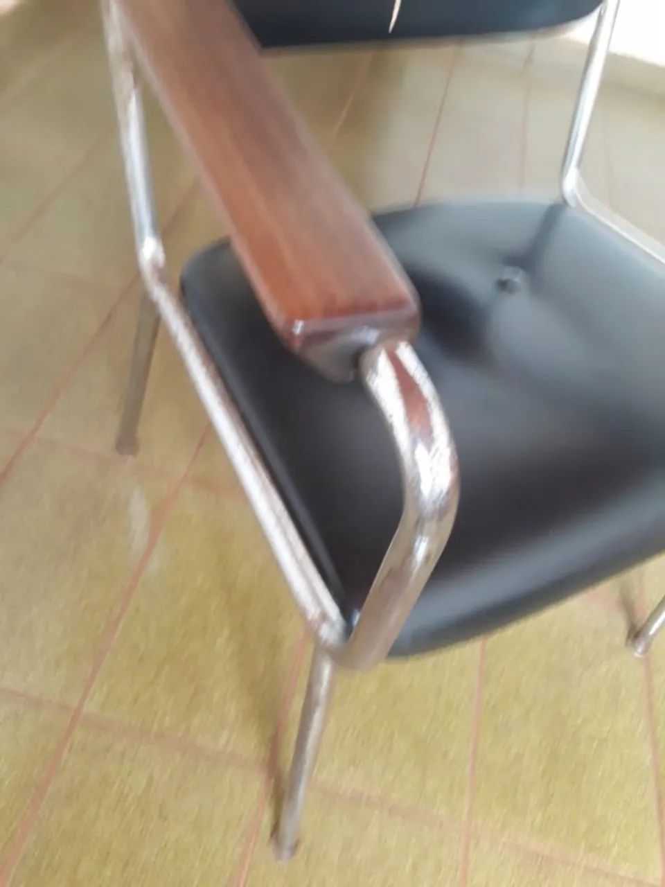 Cadeira Giroflex estrutura em perfeito estado; detalhes no couro - Foto 4