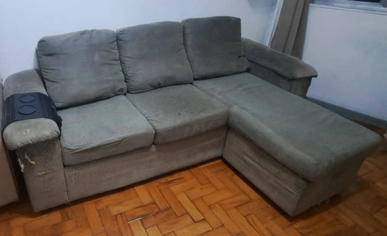 Sofá de 3 lugares + puff