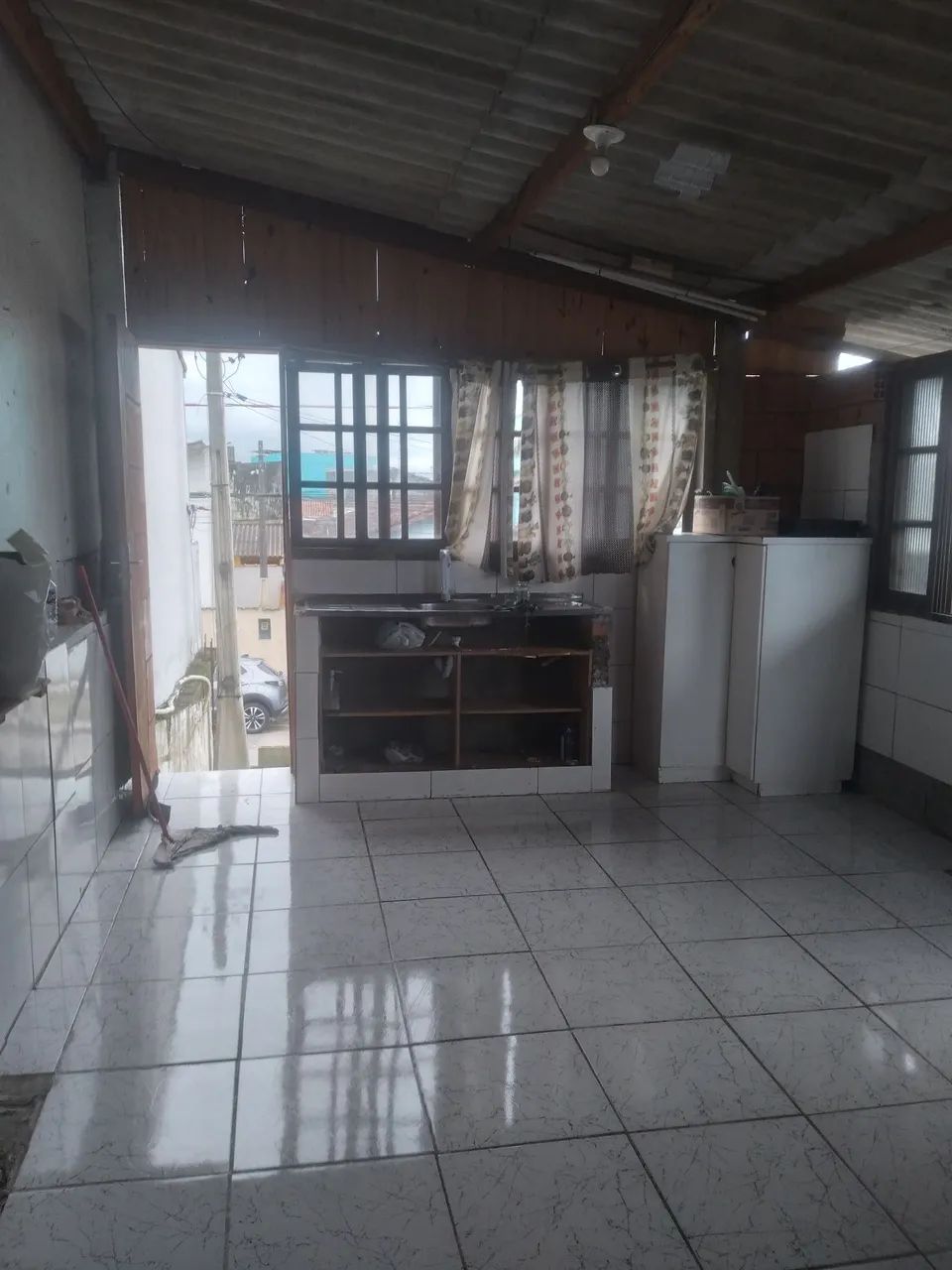 Alugo casa sobreposta ,   sem garagem