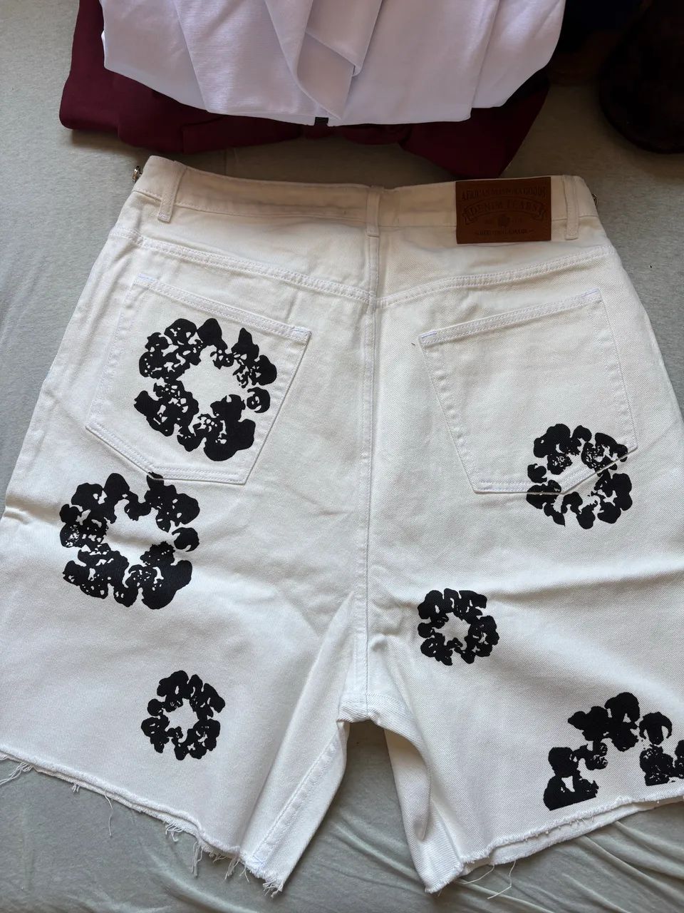 Bermuda Jeans Denim Tears Branca - Foto 2