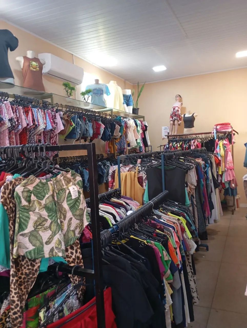 Vendo loja de roupas montada completa 