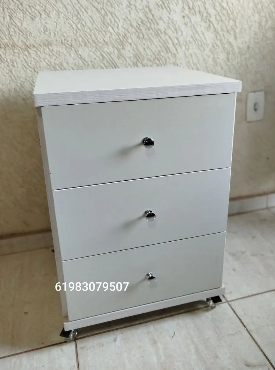 Mesa de Cabeceira com 3 gavetas - com rodinhas  - Foto 3