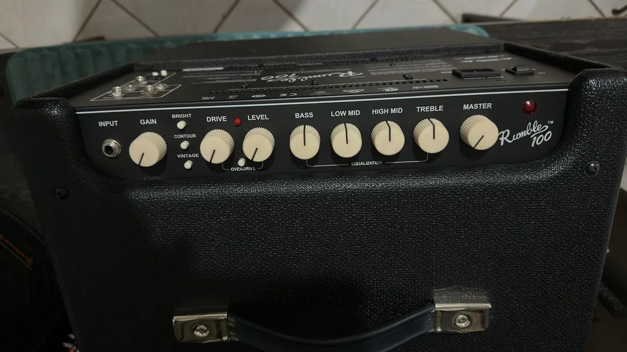 Fender Rumble 100 V3 em Excelente estado  - Foto 3