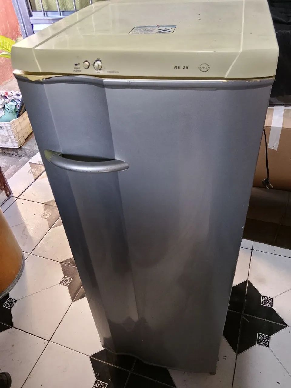 Geladeira  Electrolux  RE28 funcionando perfeitamente -  Envelopada Cinza! ? - Foto 2