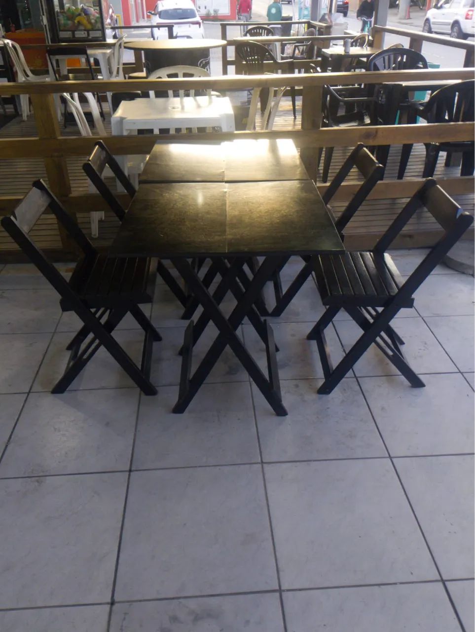 Vendo kit 2 mesas + e 4 cadeiras de madeira maciça - Foto 2