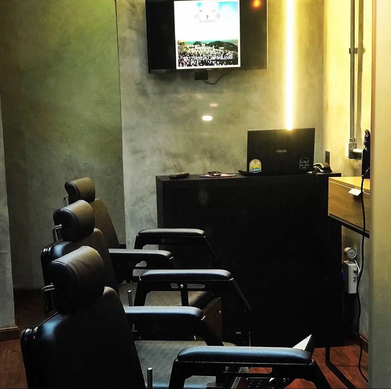Vendo 2 Cadeiras de Barbeiro Prismec Barber Pro - Excelente Estado - Foto 5