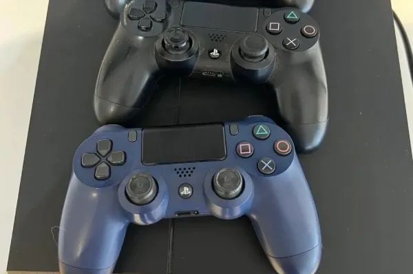 PS4 FAT 500GB + 2 controles e cabos - Foto 3