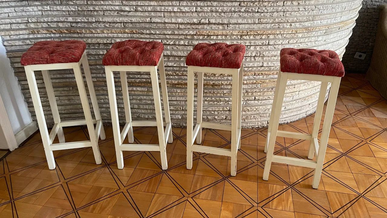 Jogo com 4 banquetas de madeira com estofado  - Foto 2