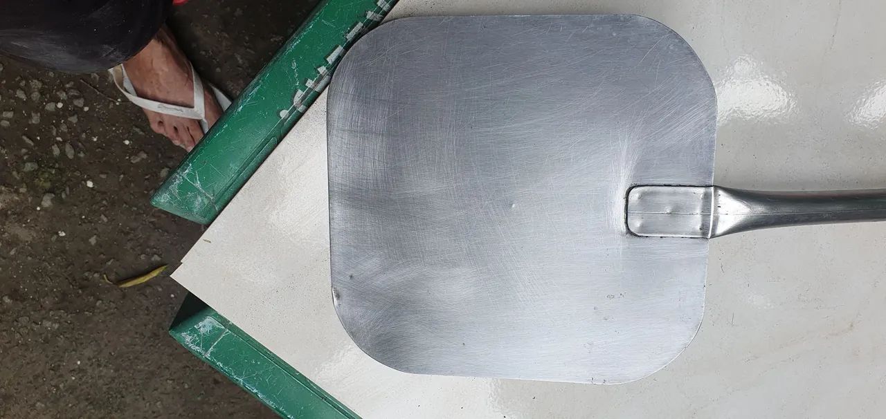 Vendo pá para pizzas 70 cm de comprimento e  24×25 base - Foto 5