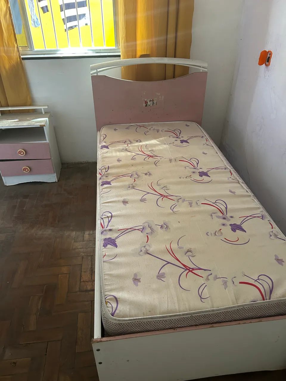 Cama solteiro rosa com colchão 
