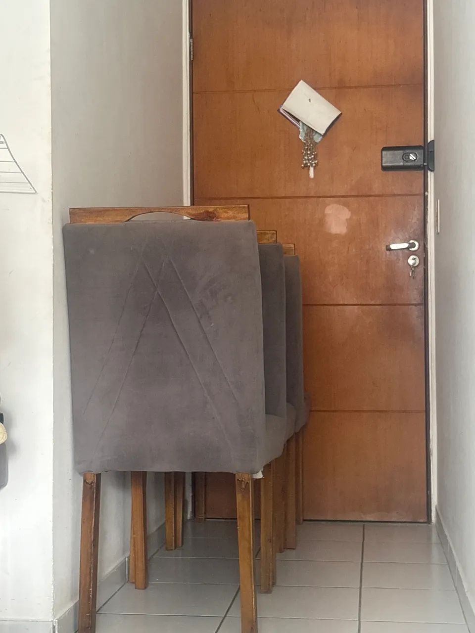MESA MDF DE MADEIRA MACIÇA COM CADEIRAS - Foto 3