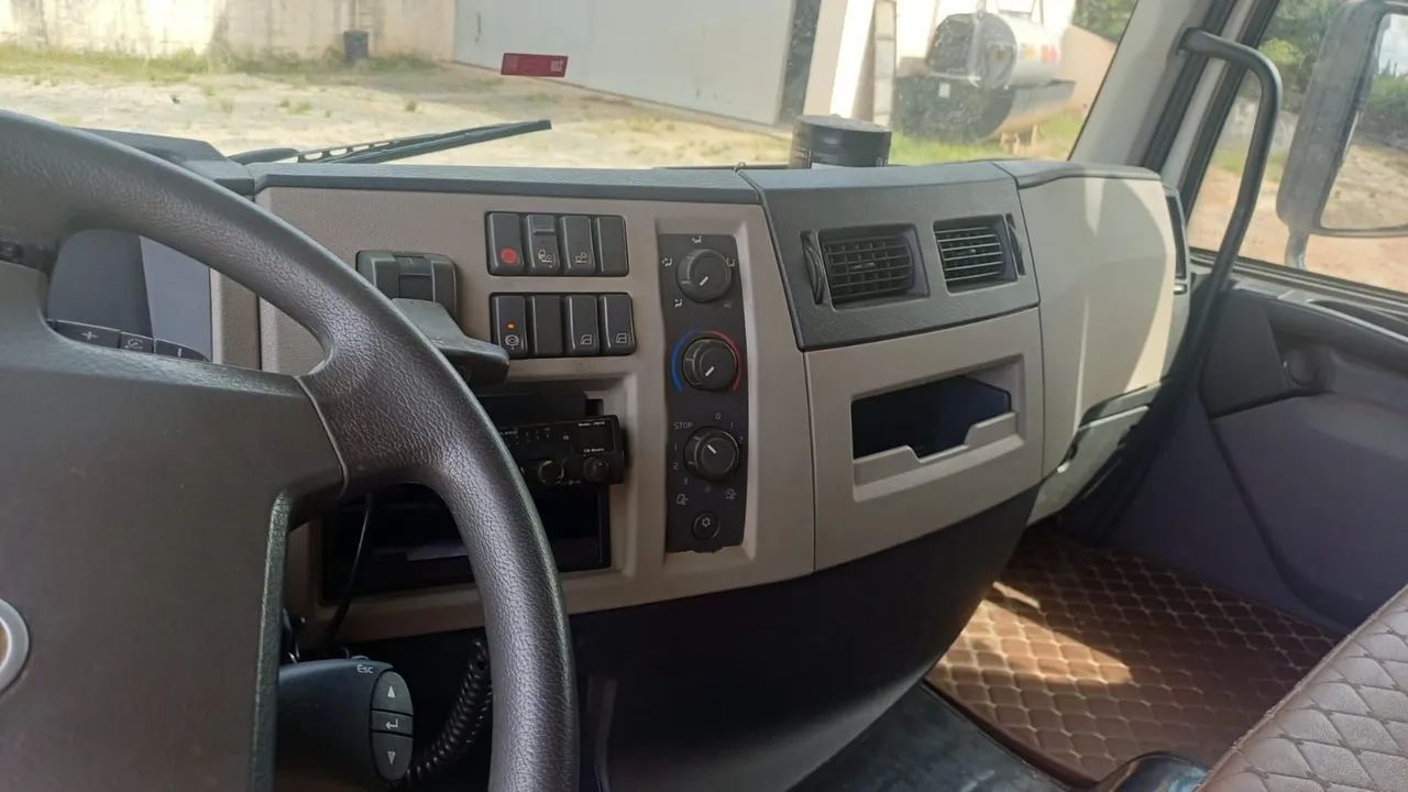 Volvo 330 8×2  - Foto 4