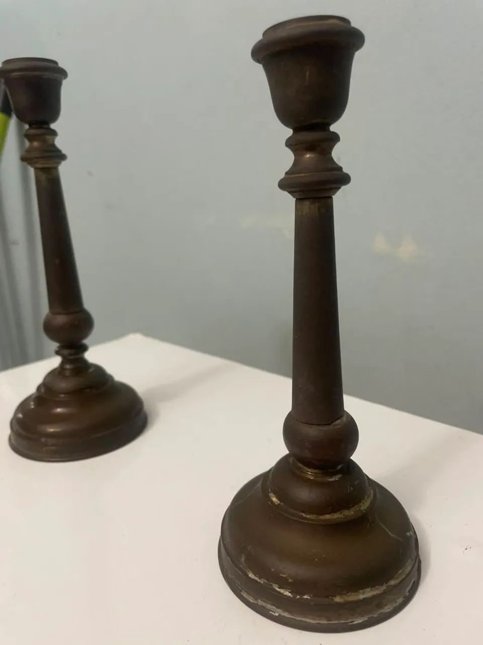 Par de castiçais antigos em bronze.