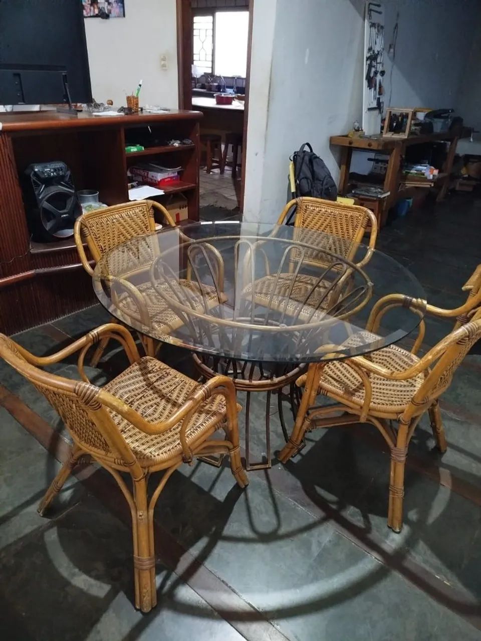 Vendo mesa tampo de blindex com 4 cadeiras de vime trançada  - Foto 3