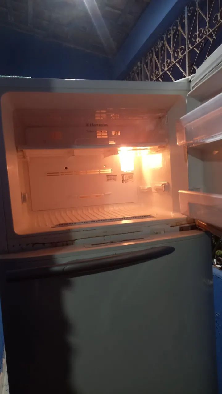 Vende-se geladeira eletrolux gelo seco com avaria. - Foto 3