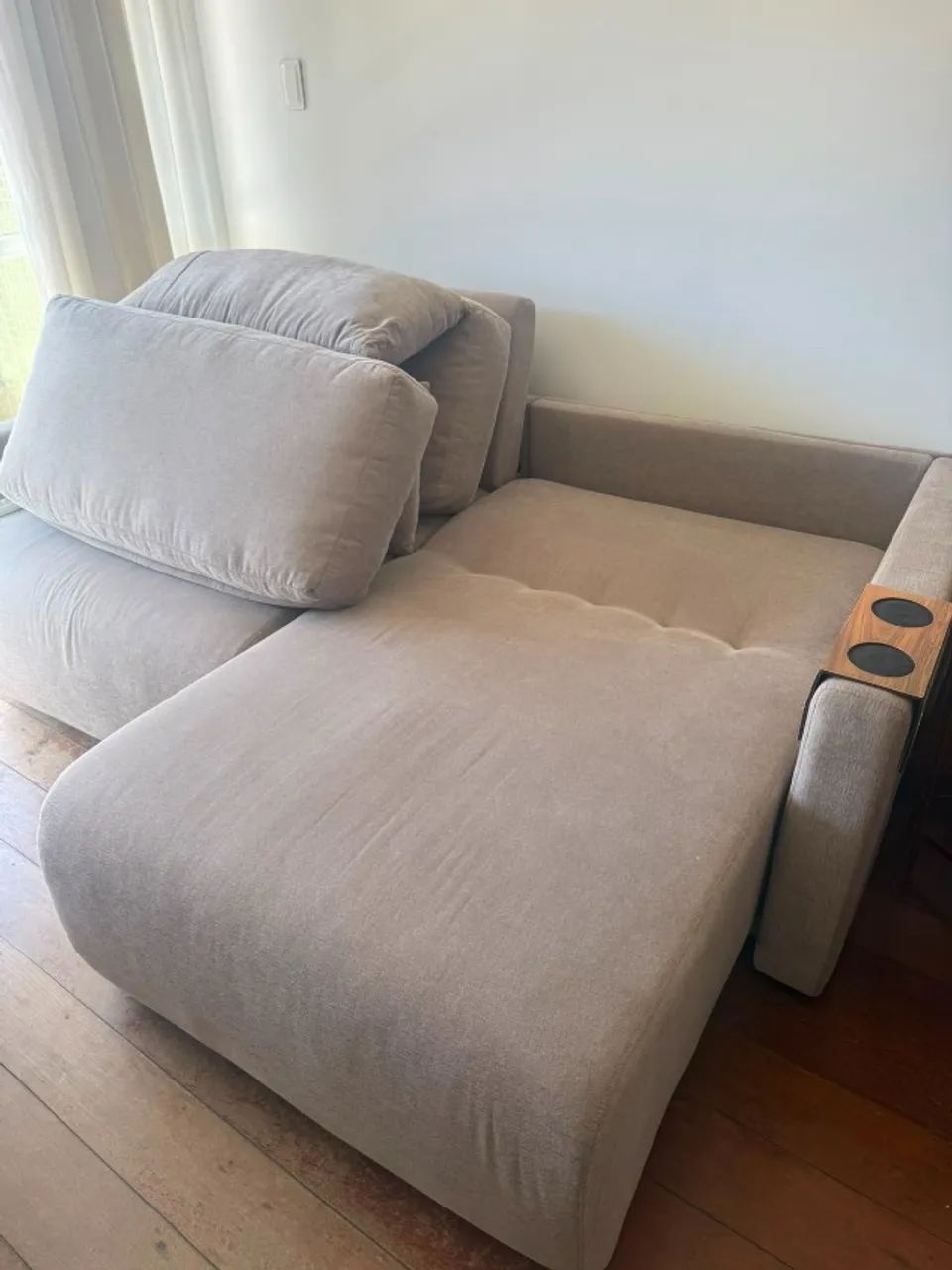 Sofá SEMI NOVO Chaise 2,20m em Veludo Pompeia Cappuccino, Seminovo  - Foto 2
