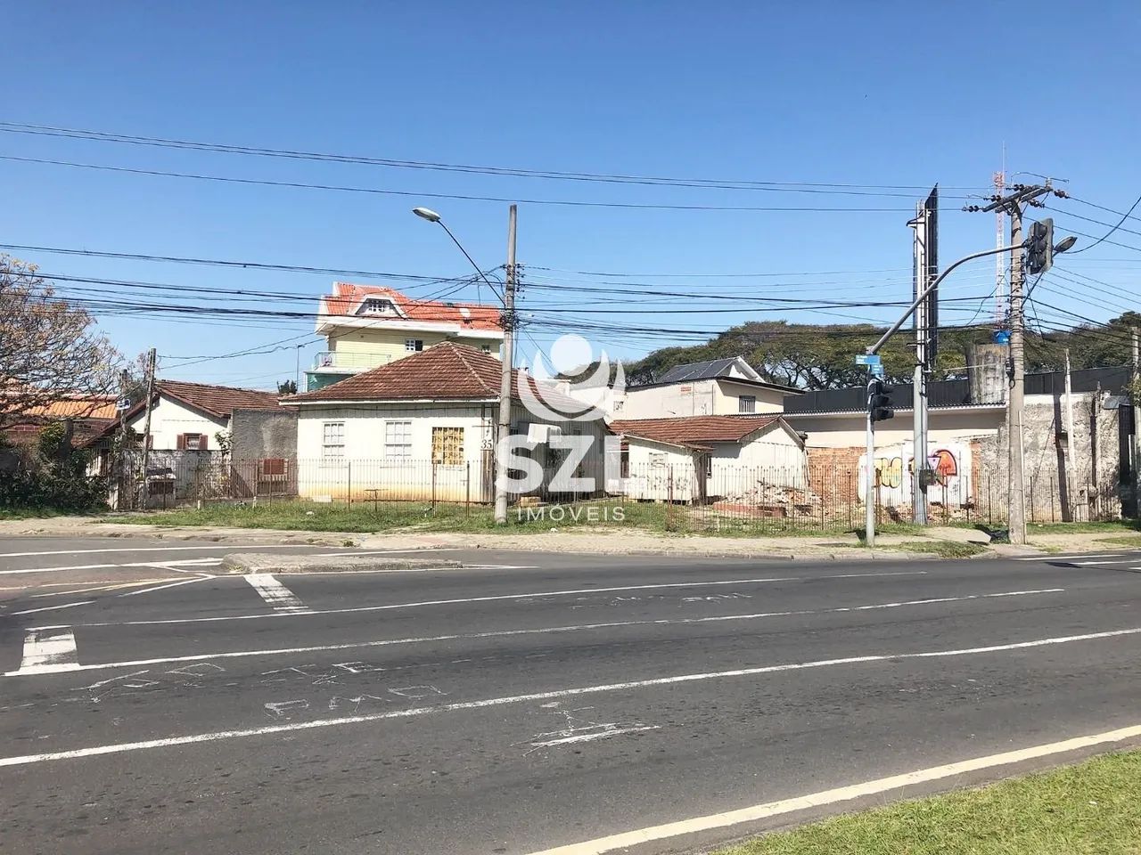 Ótimo terreno ZR-3 de esquina.