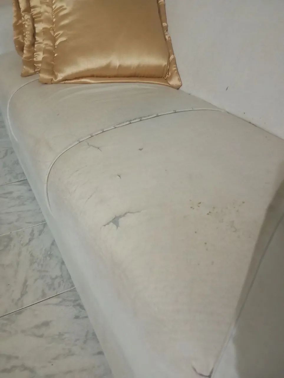 Sofá em napa branco com pouca avaria e estofado bem conservado - Foto 2