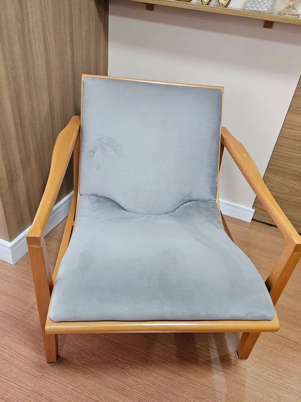 Vendo 2 Poltronas com base em madeira maciça  - Foto 3