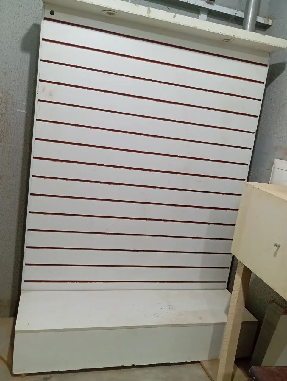 Expositor de canaletas com 2 lâmpadas para vitrine 