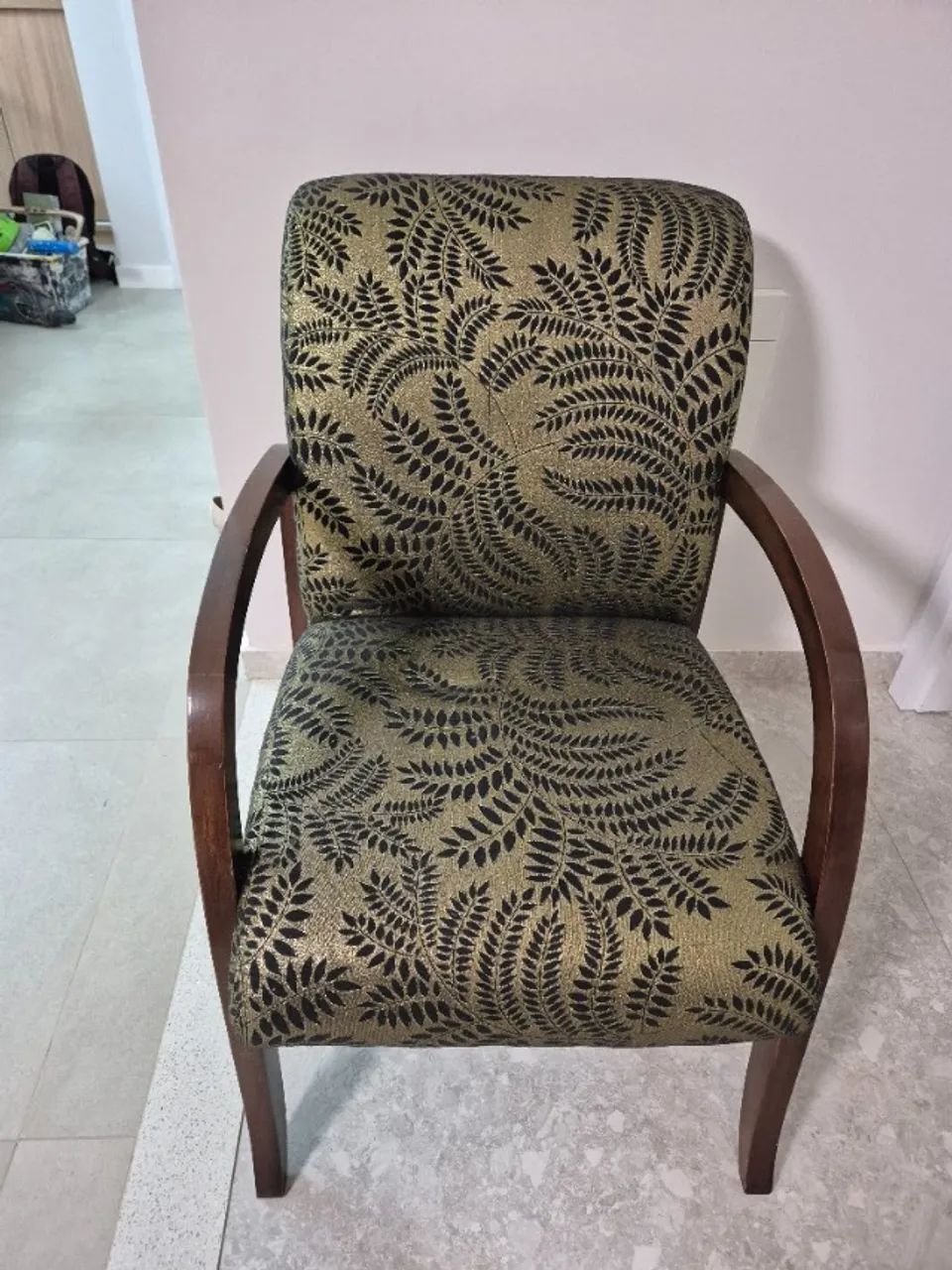 Poltrona de Madeira com Estofamento Dourado com estampa de Folhagem preta.