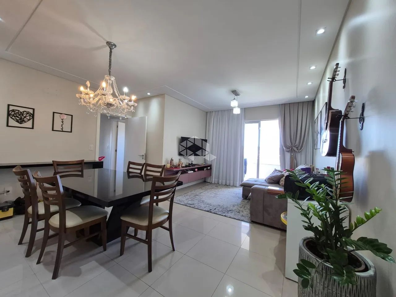 APARTAMENTO MOBILIADO COM 3 QUARTOS SENDO 1 SUÍTE 2 VAGAS DE GARAGEM E ÁREA DE LAZER COMPL