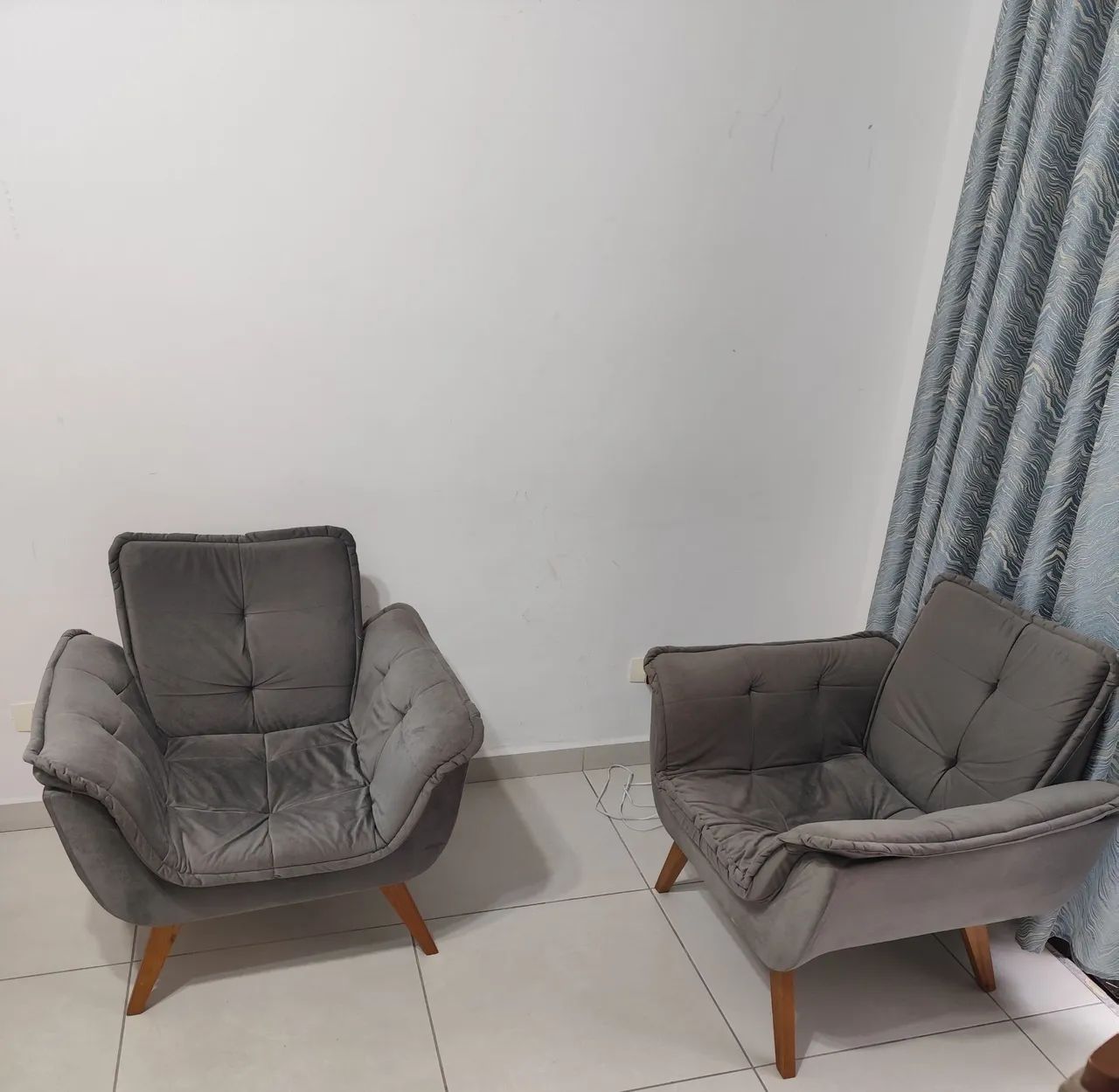 Poltrona 2 PCs cadeira decorativa pés palito cinza