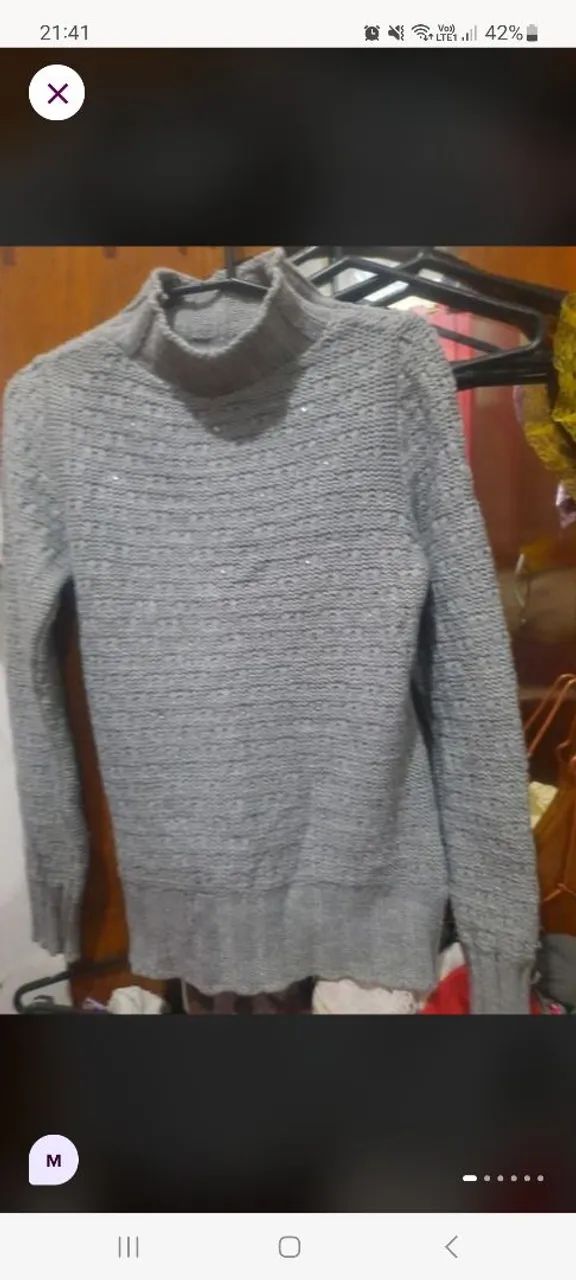 Blusa de lã grossa com apliques de pedrinhas brilhantes bem sutil