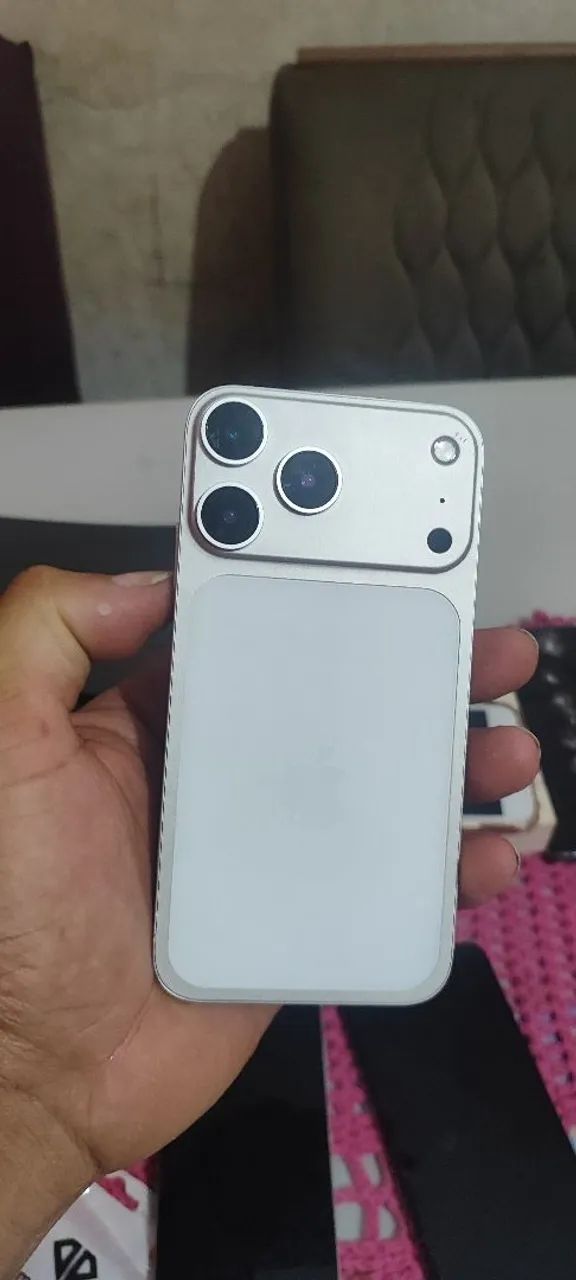 iPhone XR no corpo do 17