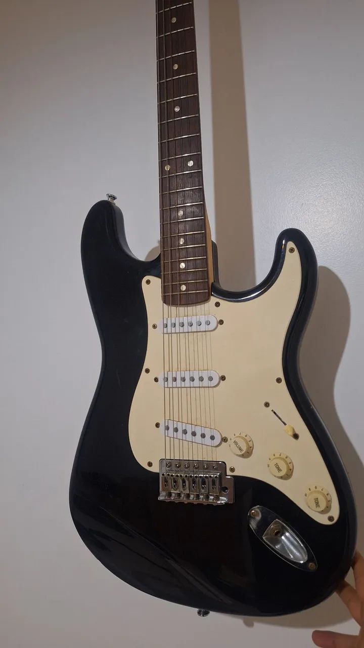 Guitarra Squier Bulletstrat + capa da Fender - Foto 2