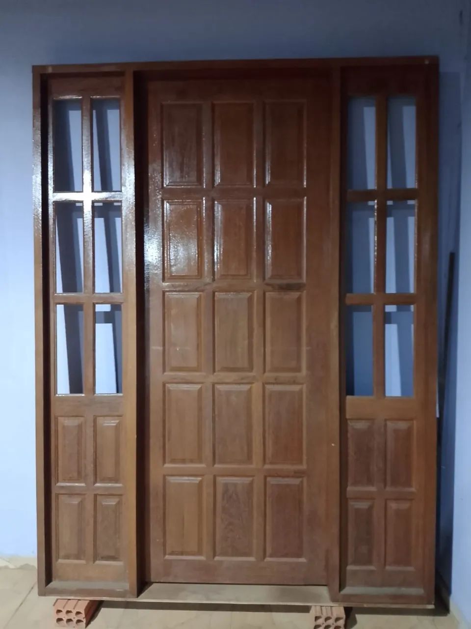 Para venda, porta de Madeira nova, com 1,60 de largura e 2,13 de Altura.
