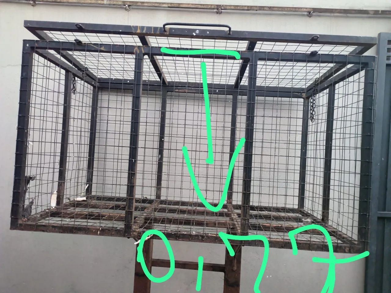 Lixeira toda vedada com grade