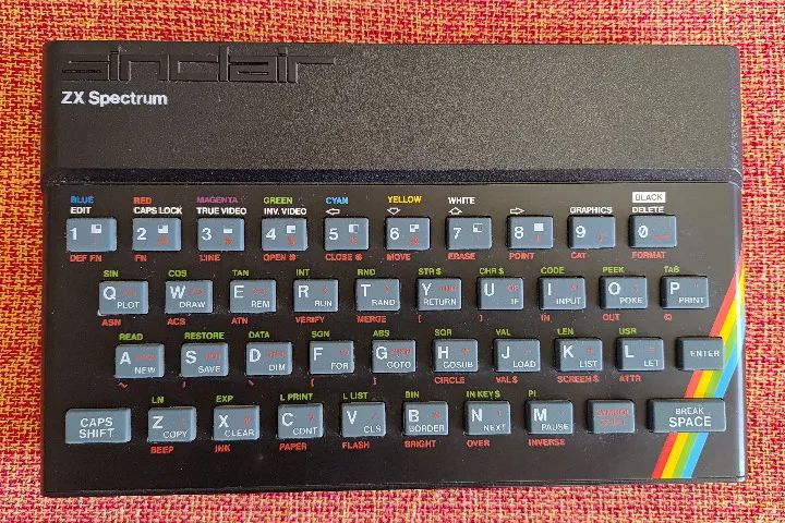 Console Sinclair ZX SPECTRUM 16Kb, Original ( UK ) - ( Tipo Tk90x