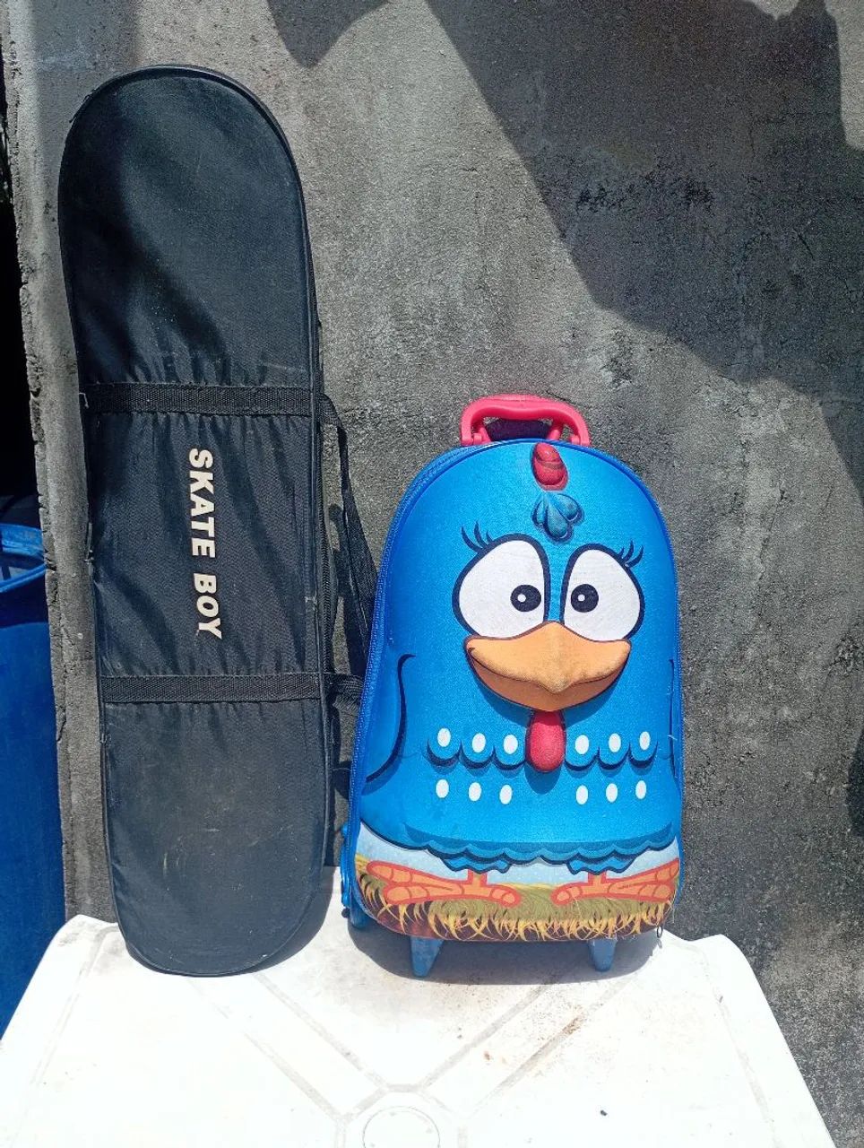 brinquedos e cadeirinha