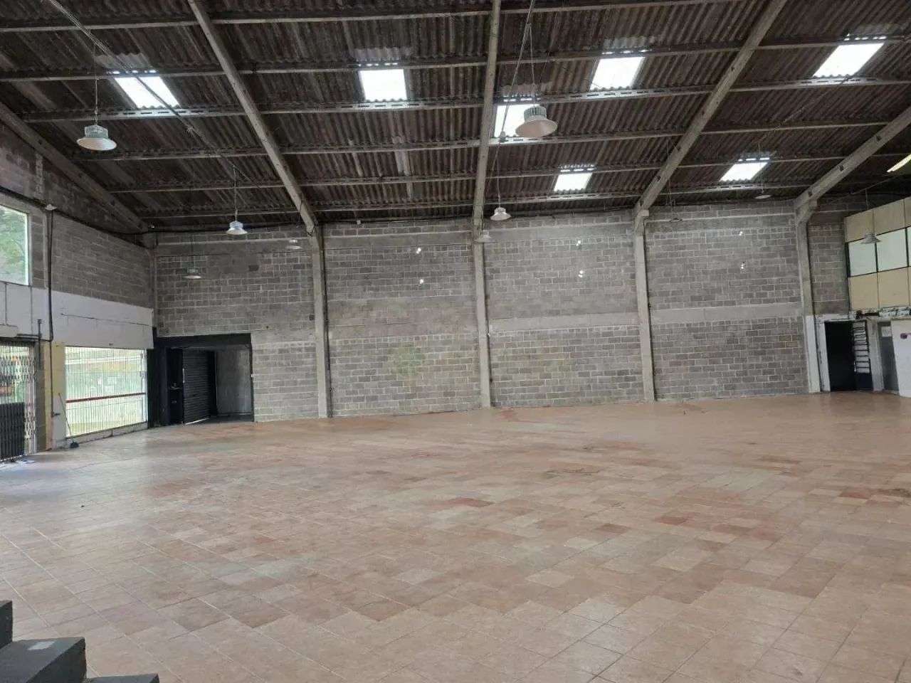 Loja para alugar em Florianópolis, 677 m² e 11 vagas - Bairro Estreito, próximo à Av. Beir - Foto 4