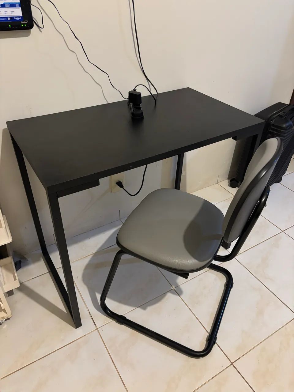 Vendo escrivaninha + cadeira 