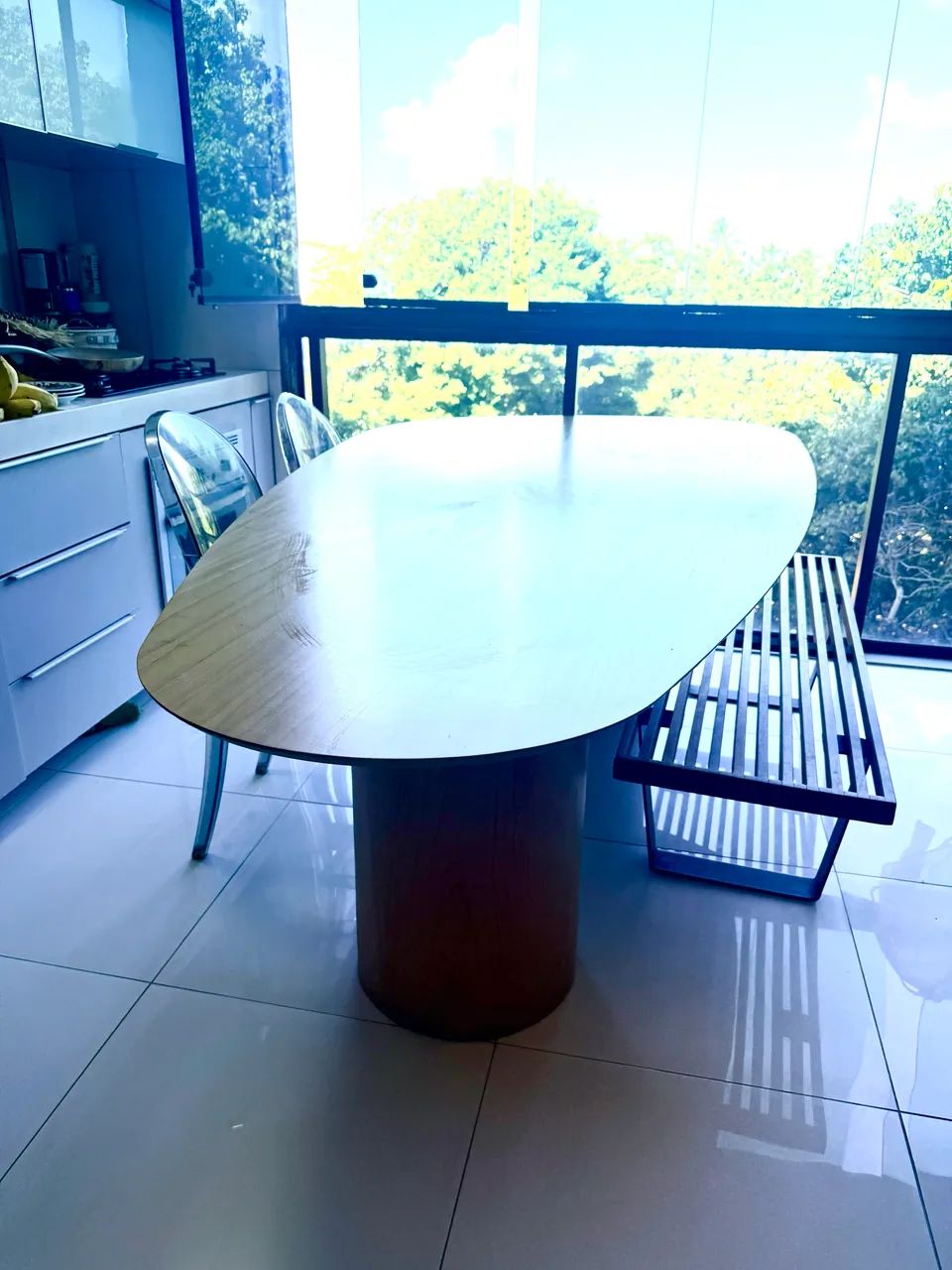 Mesa com banco madeira e duas cadeiras 
