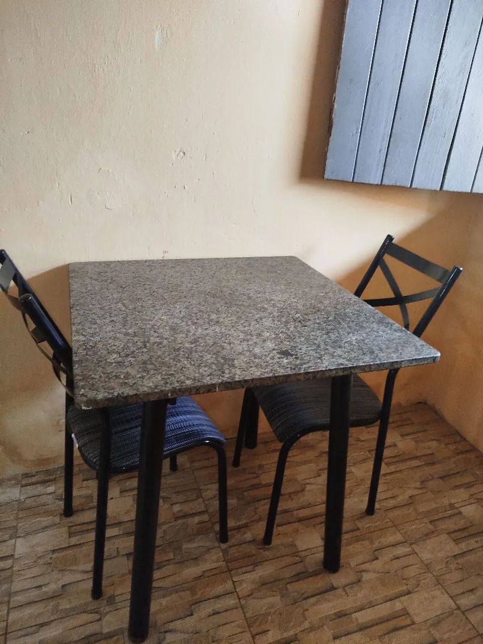 vende-se mesa de marmore com 4 cadeiras