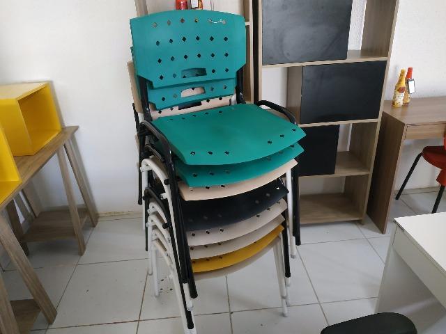 Cadeiras fixas coloridas - Foto 4