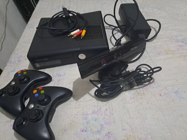 XBOX 360 Completo(com Kinect e 2 Controles)
