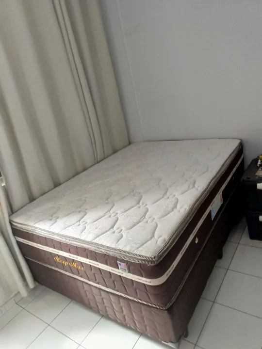 Cama casal bem alta e confortável