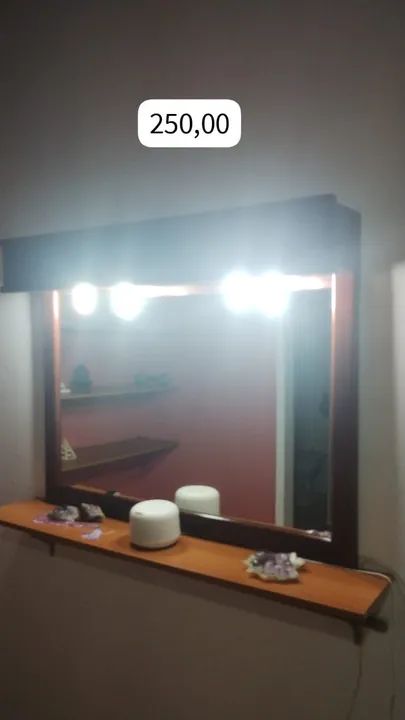 espelho com iluminação e moldura de madeira  