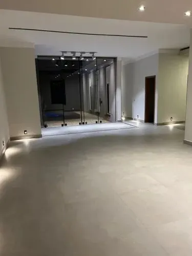 Casa moderna com piscina e segurança 24h